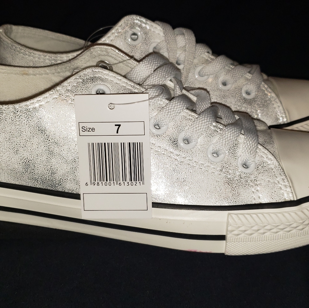 Shiny black leather material tennis shoes